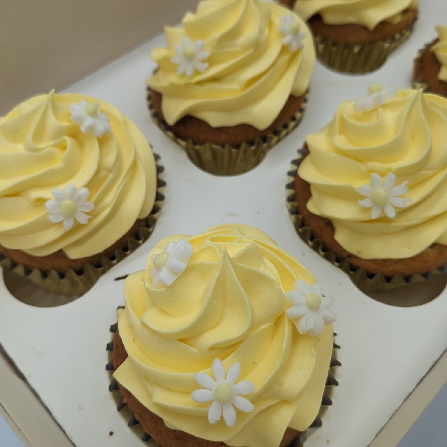 Cupcakes jaunes baby shower Marguerite