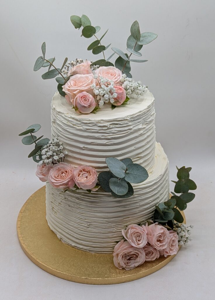 Wedding cake blanc fleuri avec un étage